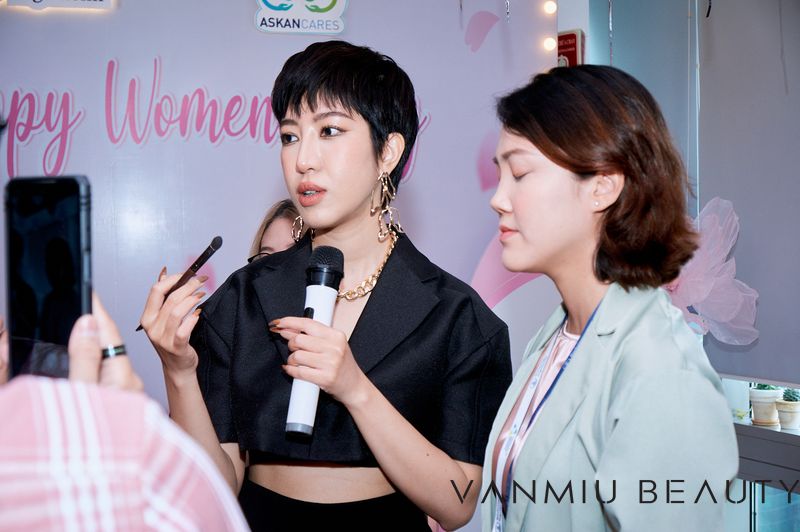 Makeup Artist Vân Miu đang hướng dẫn makeup trong một buổi talk show.